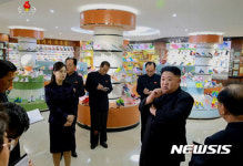 북한 김정은 위원장, 부인 리설주 김여정과 류원신발공장 시찰