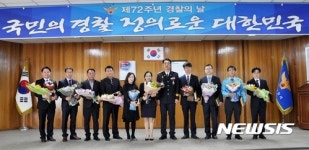 경찰장학회 위원에 감사장 전달하는 김해출 상주경찰서장