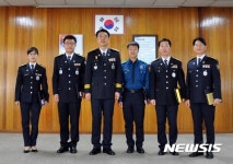 우수 직원에 표창장 전달하는 김해출 상주경찰서장
