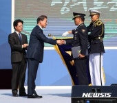 문 대통령, 서울마포경찰서 홍익지구대 표창 수여