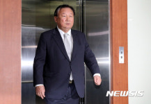 윤리위원회 참석하는 정주택 한국당 중앙윤리위원장