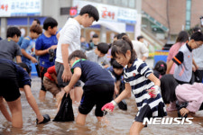 논산 강경젓갈축제서 왕새우 잡는 어린이들 