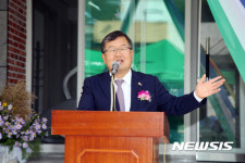 단산마을 회관 준공식 인사말 하는 박일호 밀양시장