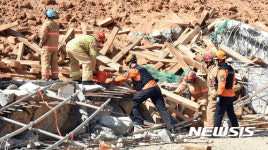 매몰자 수색작업 벌이는 소방대원