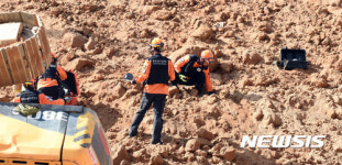 매몰자 수색하는 소방대원