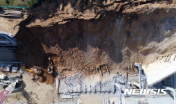 용인 신축공사현장 옹벽 붕괴에 동원된 굴삭기
