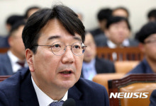 답변하는 정지원 부산지방고용노동청장