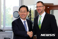 악수하는 주호영 원내대표와 포르트만 스위스 하원 의원