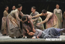 사월을 혼내는 최씨