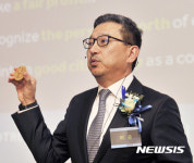 환영사하는 허준 메드트로닉코리아 대표