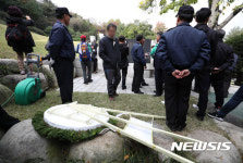 박정희 전 대통령 추모식에서 치워진 문재인 대통령 화환