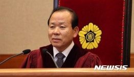 자리에 착석한 김이수 헌법재판소장 권한대행