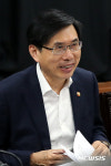 미소 짓는 박상기 법무부 장관