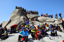 인산인해 이룬 백운대 정상