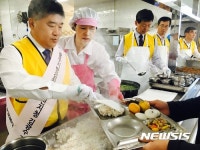배식·식사 도우미 봉사하는 김광수 지청장