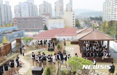 [뉴시스 앵글] 충주 탄금중 옥상정원 꿈과 끼 기르는 자연공간