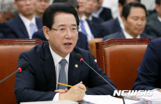 김영록 농축산식품부 장관 의원 질의에 답변