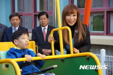 성악가 조수미씨, 김해은혜학교 휠체어그네 기증 