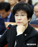 의원 질의 듣는 김영주 장관