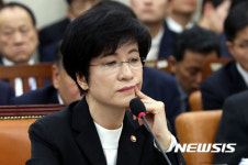 의원 질의 듣는 김영주 장관