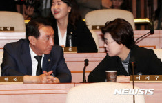 대화하는 김석기-최연혜