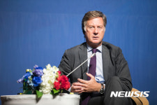 답하는 세바스챤 바징 회장