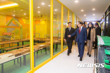 선산봉황시장 청년몰 매장 둘러보는 남유진 구미시장