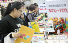 영어교재 살펴보는 육아맘
