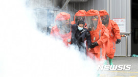 부상자 구조하는 소방대원