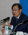 취재진 질문에 답하는 최수규 중소벤처기업부 차관