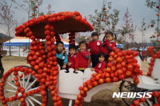 청송도깨비 사과축제장의 어린이들