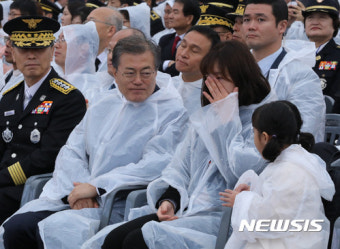 소방관 유가족 위로하는 문 대통려
