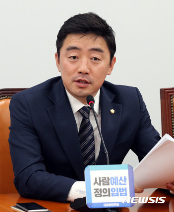 답변하는 강훈식