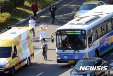 부산서 이틀째 성화 봉송
