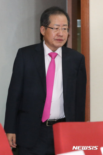상복 벗은 홍준표 한국당 대표, 분홍색 넥타이