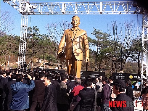 안동 천년숲서 열린 박정희 대통령 동상 제막식, 찬반 여론 분분