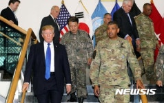 브룩스 사령관과 대화하는 트럼프 대통령