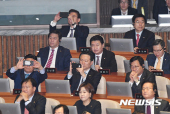 트럼프 대통령 연설 휴대전화에 담는 정우택 원내대표