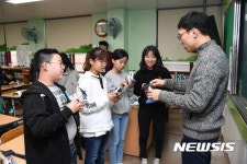 학생들에게 공학원리 설명하는 광양제철소 직원