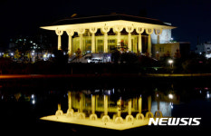 남강에 반영된 경남문화예술회관