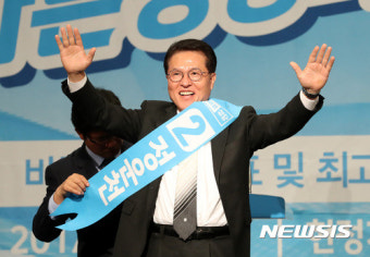 포즈 취하는 정운천 후보