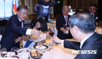 필리핀 동포간담회에서 건배하는 문재인 대통령