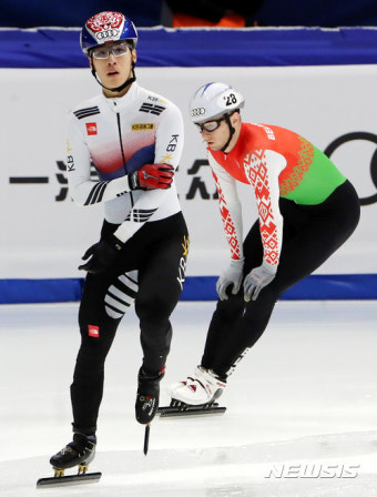 쇼트트랙 월드컵, 황대헌 1500m 예선 1위 통과