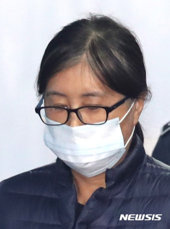 고개숙인채 법정 향하는 최순실