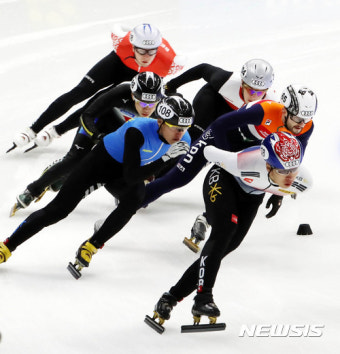 황대헌, 쇼트트랙 월드컵 1500m 예선 1위로 준결승 진출