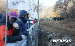 진밭교 막고 있는 소성리 주민들