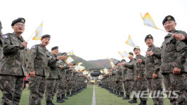 평창 성화 맞이하는 군인들