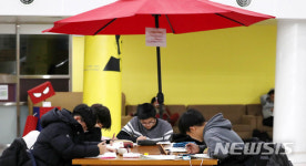도서관 로비로 나온 수험생