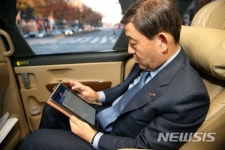 허성곤 김해시장, 이동 중 전자결재 