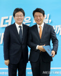 기념촬영 하는 유승민-유의동